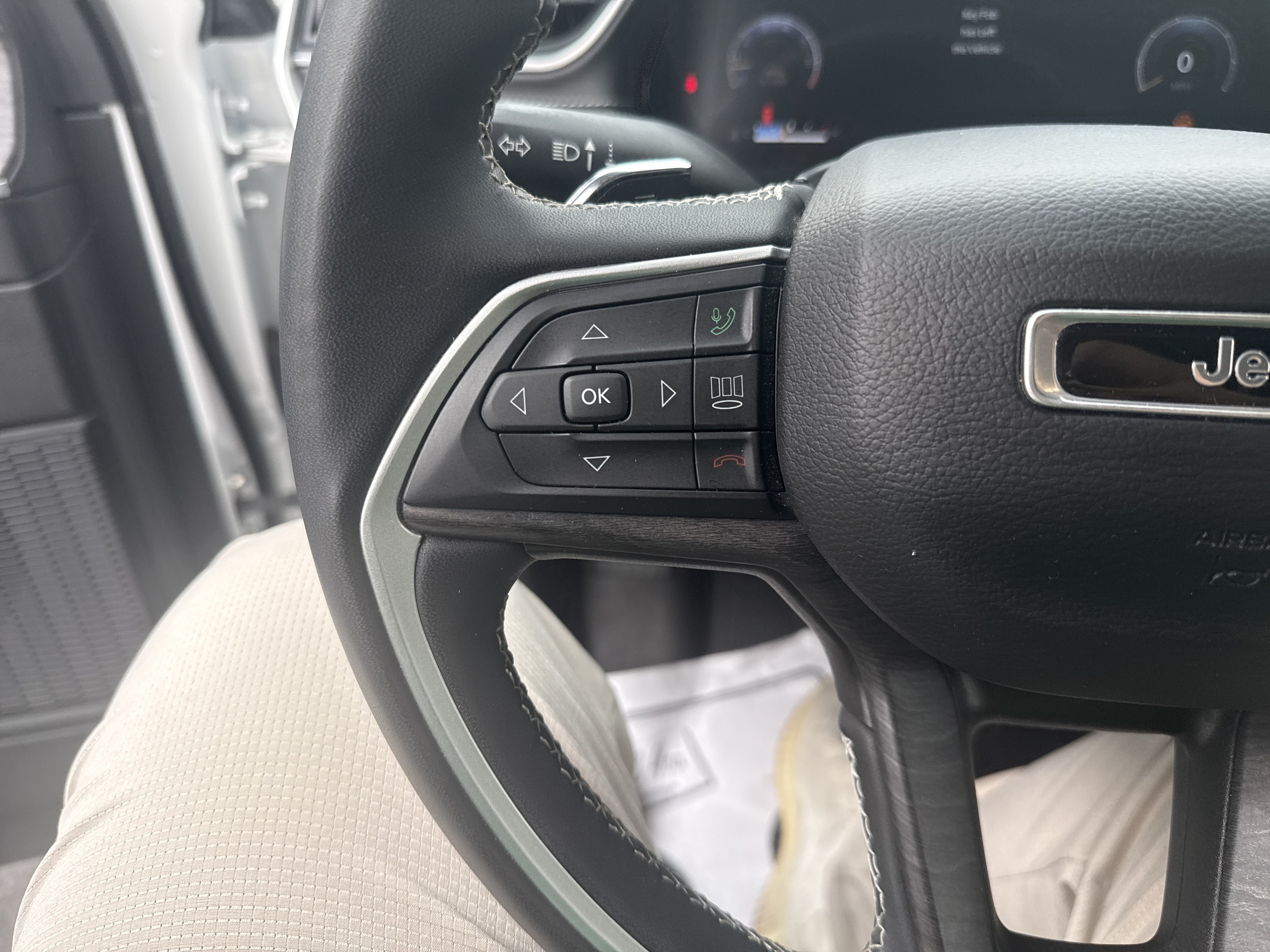 Used 2023 Jeep Grand Cherokee Limited AWD/4WD image 18
