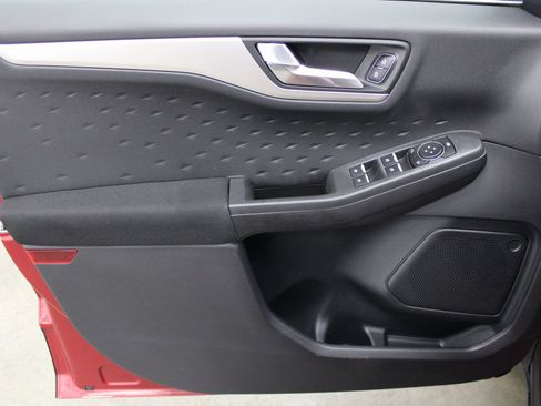 Used 2020 Ford Escape SE image 13