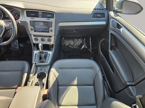 Used 2017 Volkswagen Golf SE image 4