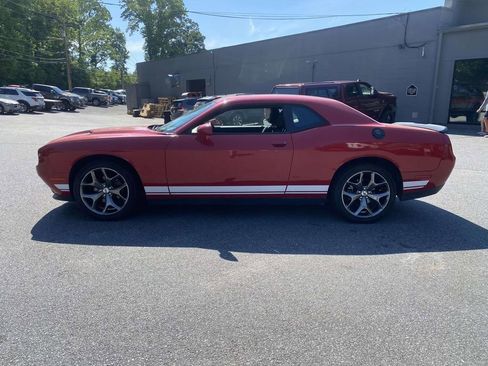 Used 2017 Dodge Challenger SXT RWD image 4
