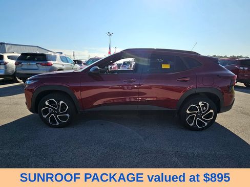 Used 2024 Chevrolet Trax RS w/ Sunroof Package FWD image 2