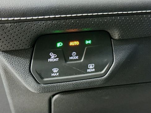 Used 2025 Volkswagen Atlas SE image 17