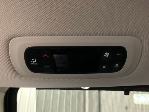 Used 2018 Chrysler Pacifica Touring-L FWD image 21
