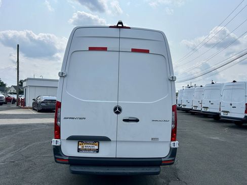 Used 2022 Mercedes-Benz Sprinter 3500 image 4