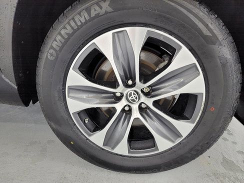 Used 2023 Toyota Highlander XLE AWD/4WD image 11