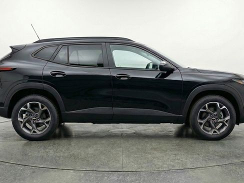Used 2025 Chevrolet Trax LT image 11