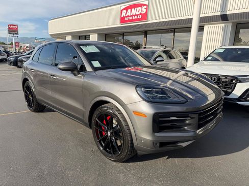 Used 2024 Porsche Cayenne w/ Technology Package AWD/4WD image 2