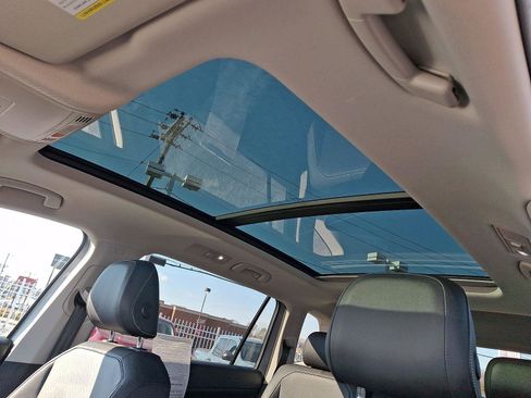 Used 2021 Volkswagen Tiguan SE w/ Panoramic Sunroof Package image 14