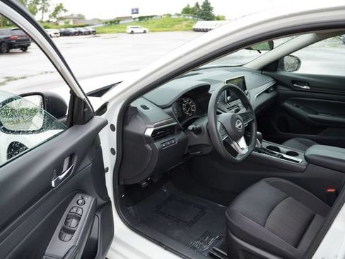 Used 2025 Nissan Altima 2.5 SV FWD image 14