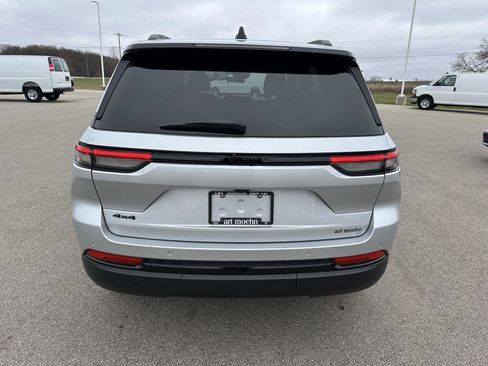 Used 2025 Jeep Grand Cherokee Altitude image 4