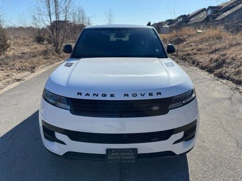 Used 2025 Land Rover Range Rover Sport SE image 3