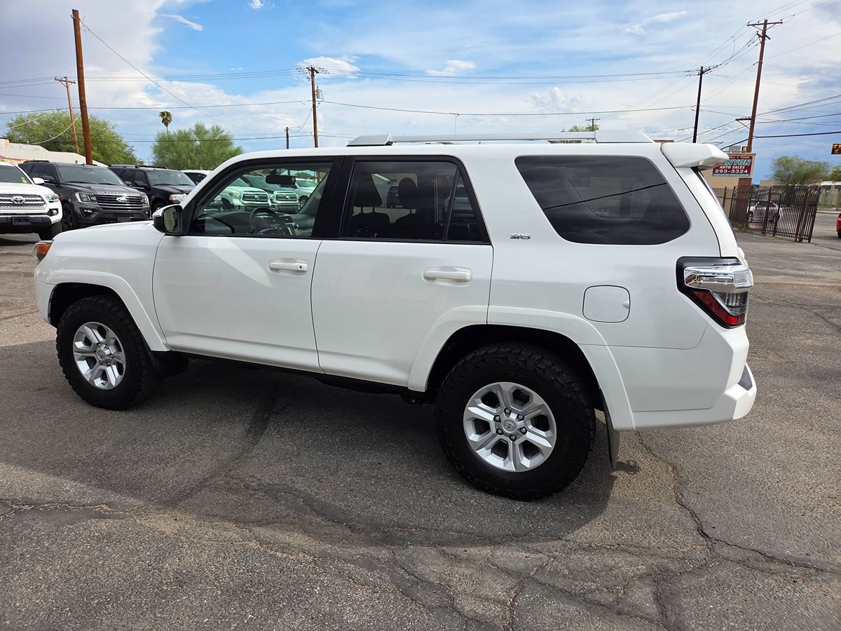 Used 2018 Toyota 4Runner SR5 AWD/4WD image 17