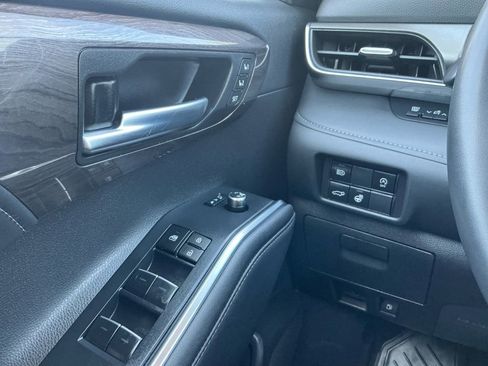 Used 2024 Toyota Highlander Limited AWD/4WD image 21