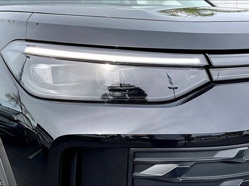 New 2026 Volkswagen Tiguan SE image 28