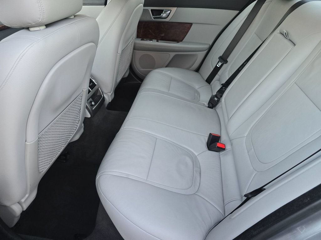 Used 2013 Jaguar XF RWD image 11