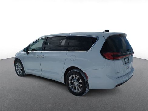 Used 2023 Chrysler Pacifica Touring-L image 6
