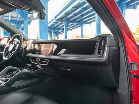 Used 2025 Porsche Cayenne S image 29