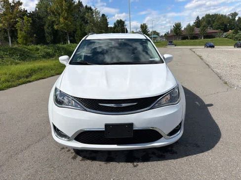 Used 2019 Chrysler Pacifica Touring-L FWD image 2
