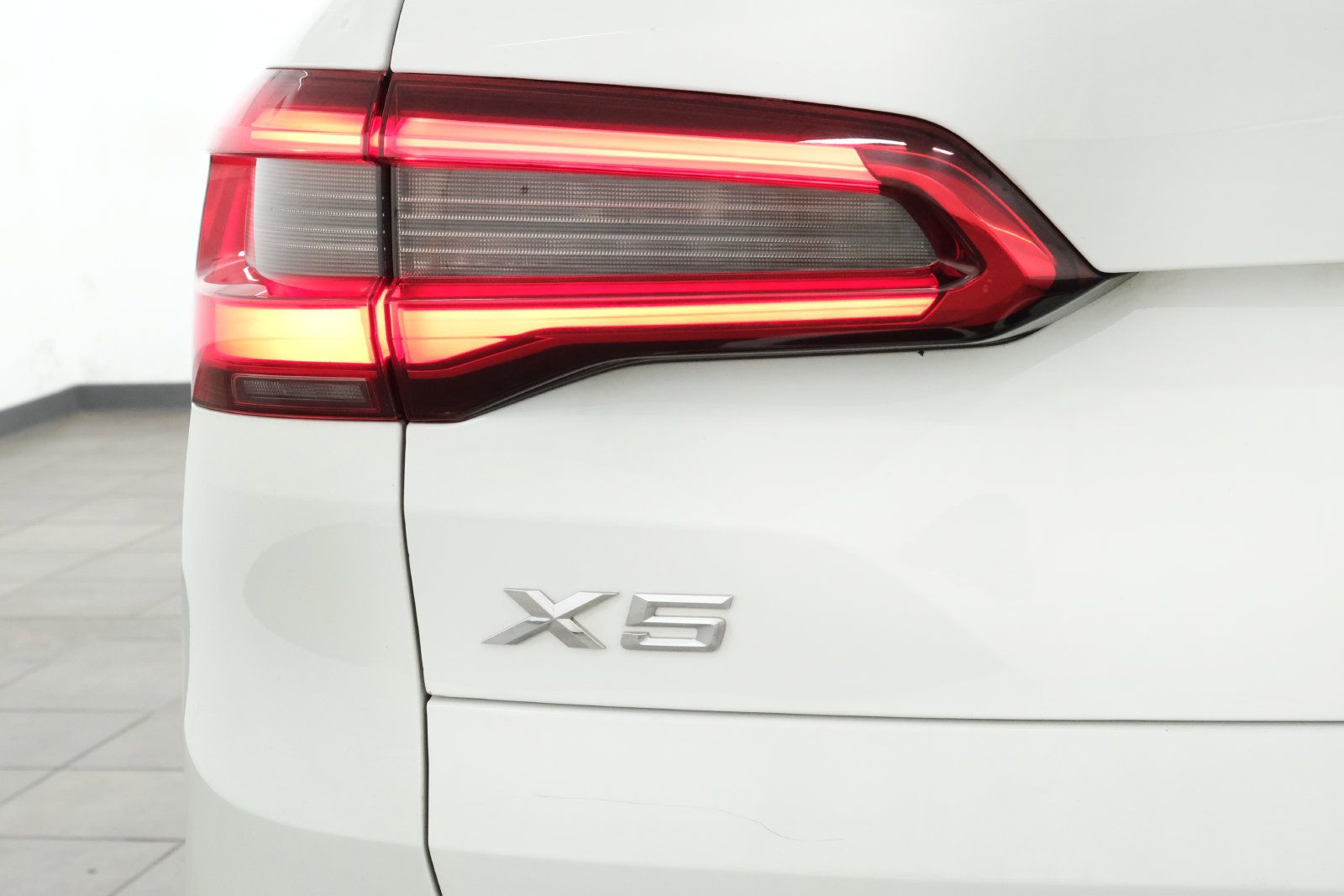 Used 2019 BMW X5 xDrive40i w/ Premium Package 2 AWD/4WD image 4