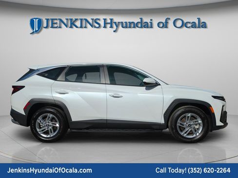 Certified 2025 Hyundai Tucson SE image 2