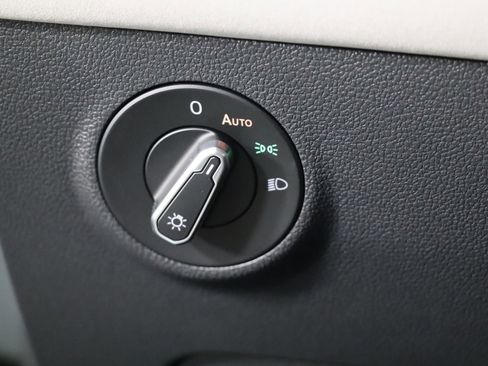 Used 2025 Volkswagen Taos SE image 38