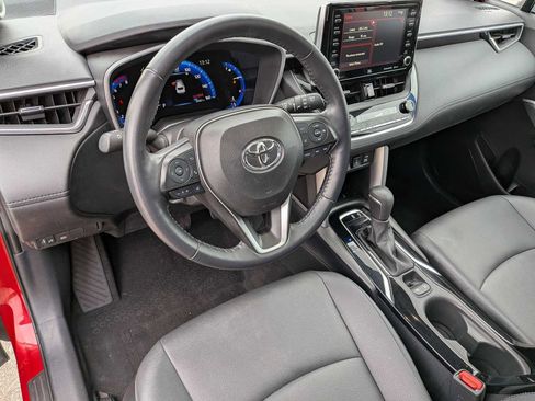 Used 2022 Toyota Corolla Cross XLE image 2
