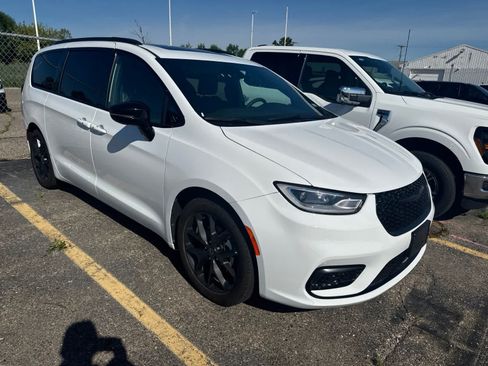 Used 2025 Chrysler Pacifica Limited FWD image 6