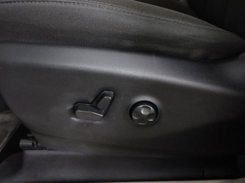 Used 2023 Chrysler Voyager LX image 26