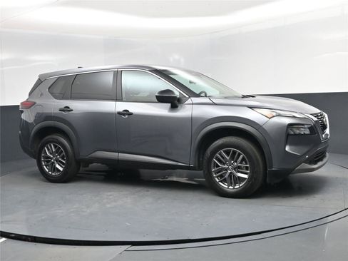 Used 2023 Nissan Rogue S image 2