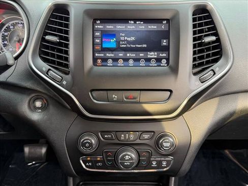 Used 2019 Jeep Cherokee Latitude Plus w/ Comfort/Convenience Group FWD image 14