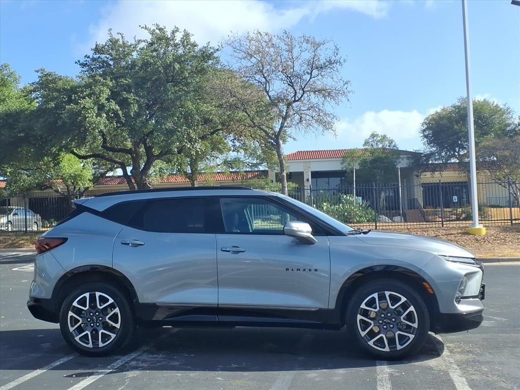 Used 2023 Chevrolet Blazer RS w/ Driver Confidence II Package FWD image 4