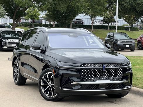 Used 2024 Lincoln Nautilus Reserve w/ Equipment Group 202A AWD/4WD image 2
