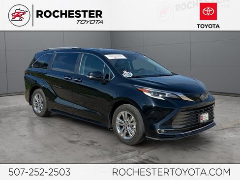 Used 2022 Toyota Sienna Platinum AWD/4WD image 1