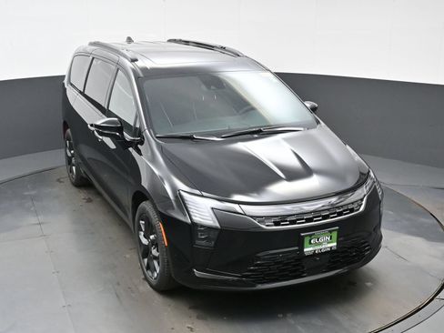 New 2027 Chrysler Pacifica Limited AWD/4WD image 28