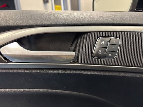 Used 2020 Ford Fusion SEL image 23