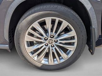 Used 2023 Toyota Highlander Platinum video 3