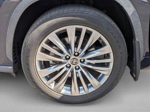 Used 2023 Toyota Highlander Platinum image 3