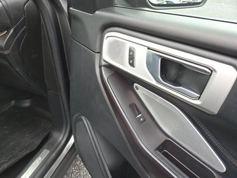 Used 2020 Ford Explorer Platinum w/ Premium Technology Package image 16