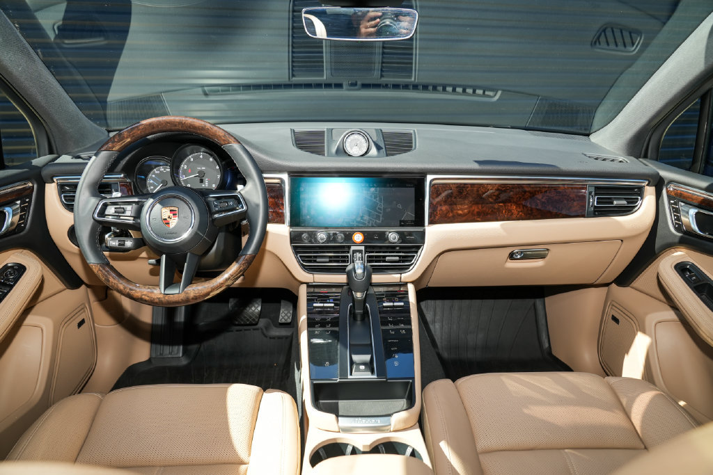 Certified 2026 Porsche Macan AWD/4WD image 28
