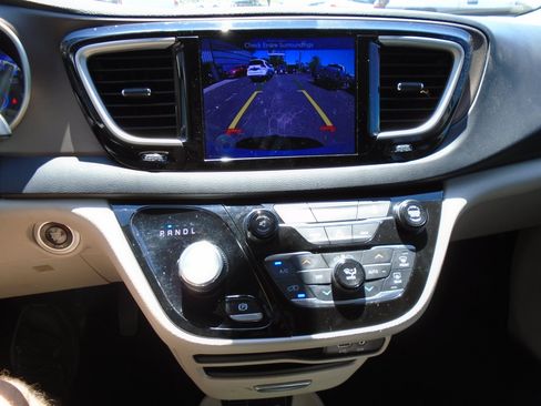 Used 2017 Chrysler Pacifica Touring-L FWD image 19