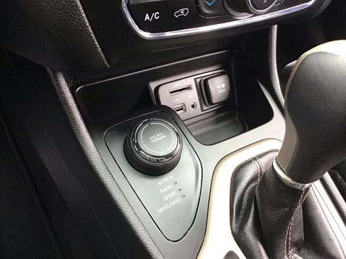 Used 2016 Jeep Cherokee Limited image 25