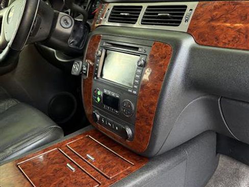 Used 2009 Chevrolet Suburban LTZ image 8