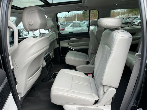 Used 2023 Jeep Wagoneer L Series III w/ Premium Group I image 22