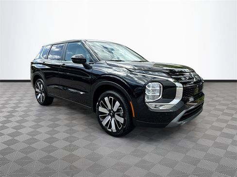 New 2025 Mitsubishi Outlander SE image 3