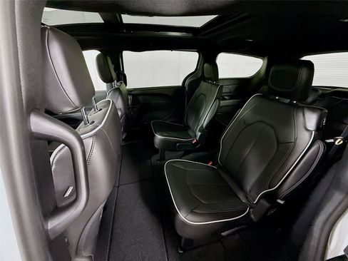 New 2026 Chrysler Pacifica Limited w/ Trailer Tow Group image 19