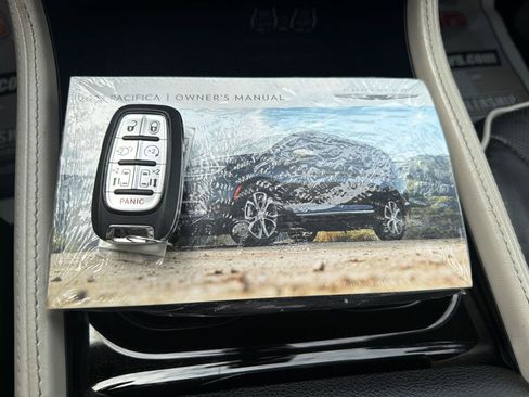 Used 2023 Chrysler Pacifica Limited FWD image 24
