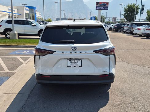Used 2023 Toyota Sienna XLE FWD image 7
