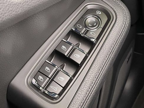 Certified 2025 Porsche Macan AWD/4WD image 39