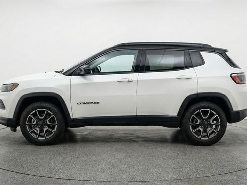 Used 2025 Jeep Compass Trailhawk image 5