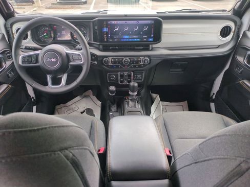 Used 2025 Jeep Wrangler Unlimited Sahara w/ Safety Group image 16